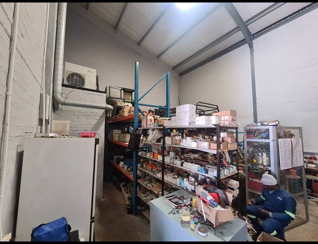 302M² WAREHOUSE TO LET IN STIKLAND INDUSTRIAL